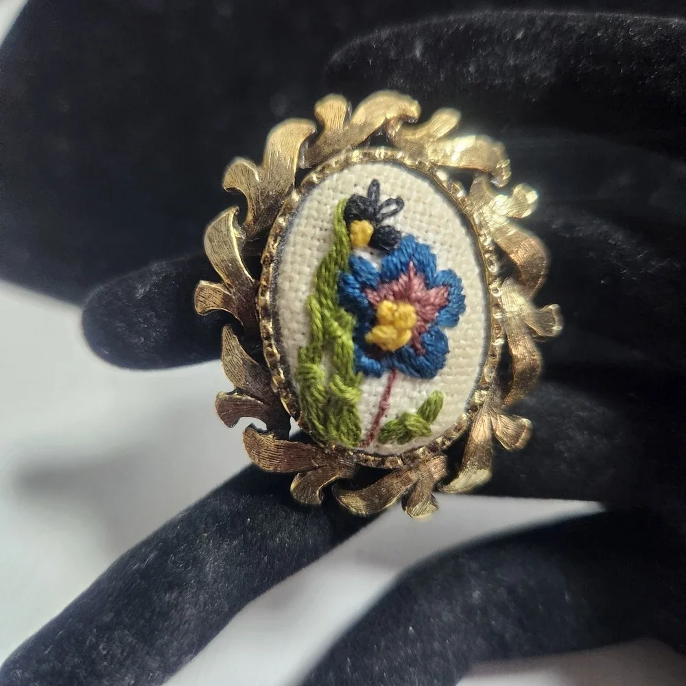 Vintage‎ Petit Point Embroidered Floral Oval Brooch Pin Blue Flower